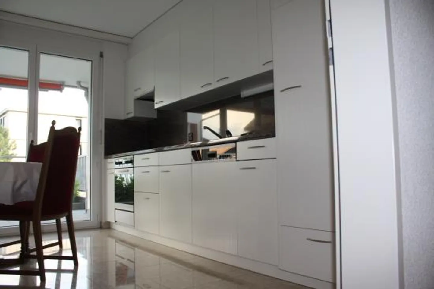 Sonnige & grosse 4.5 ZWG mit zwei Balkonen in ruhiger EFH Gegend - Foto 2 von 7