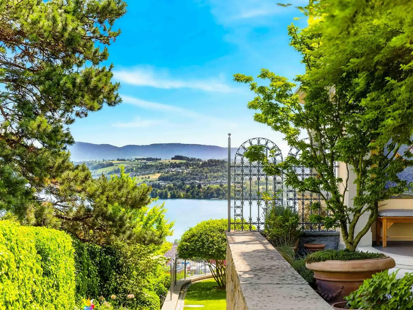 Stilvolle Villa mit Seeblick - Foto 1 von 4