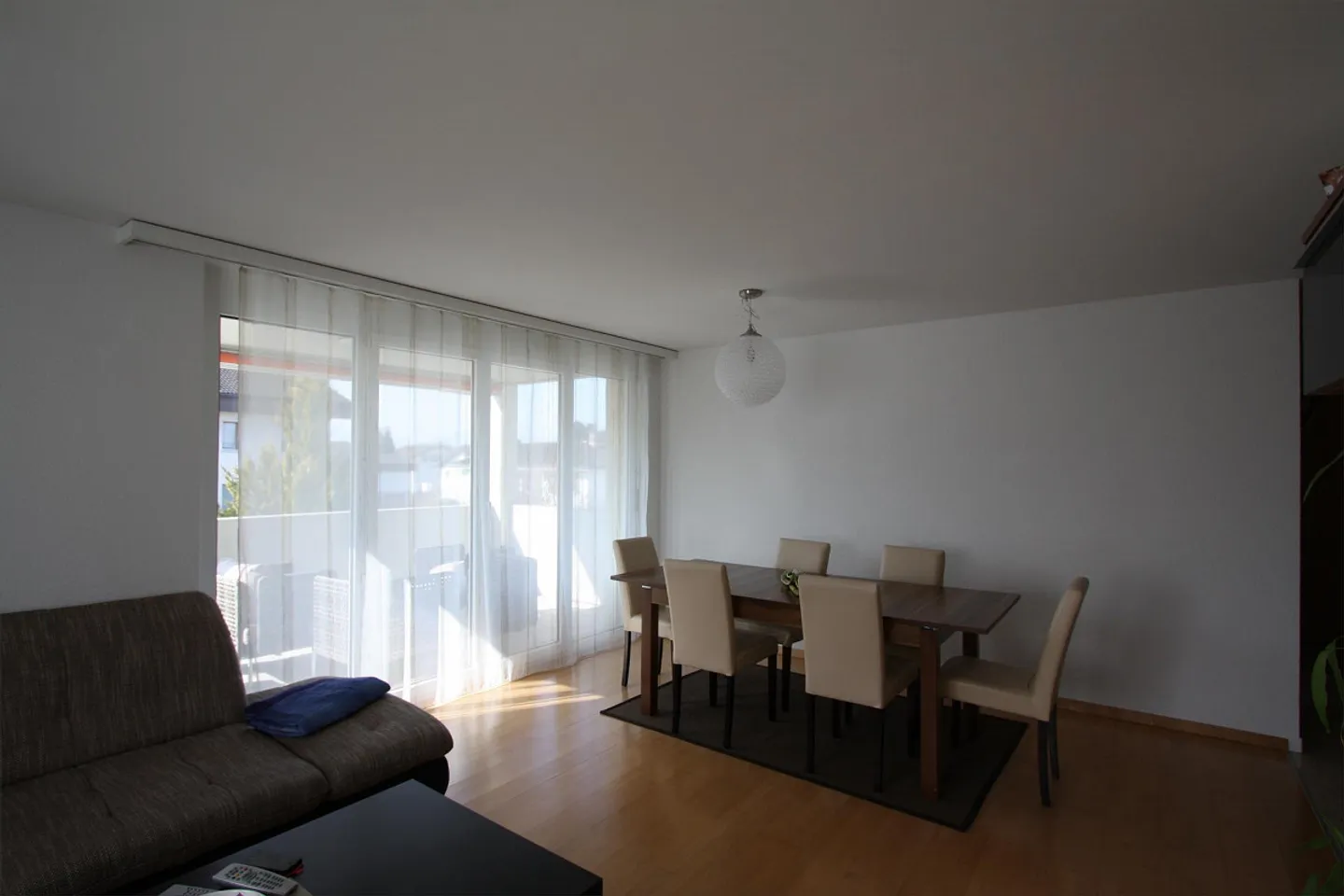 Sonnige & grosse 4.5 ZWG mit zwei Balkonen in ruhiger EFH Gegend - Foto 3 von 7