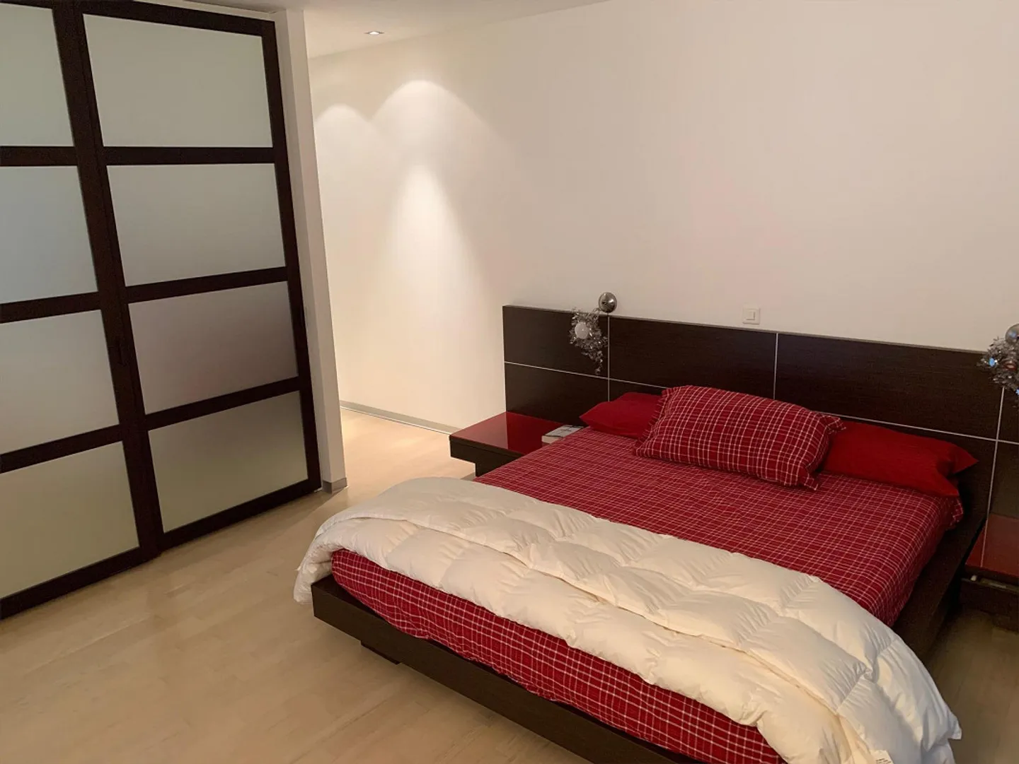 Vezia, 4.5 pièces avec terrasse de 30 m² - élégant et pratique - Photo 3 sur 11