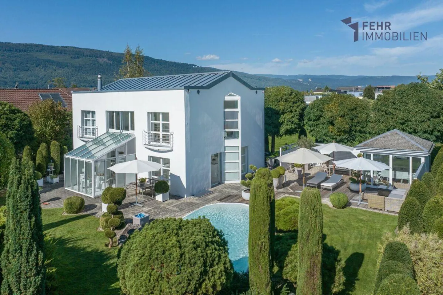 Elegante Villa mit Pool Nähe See - Foto 1 von 13