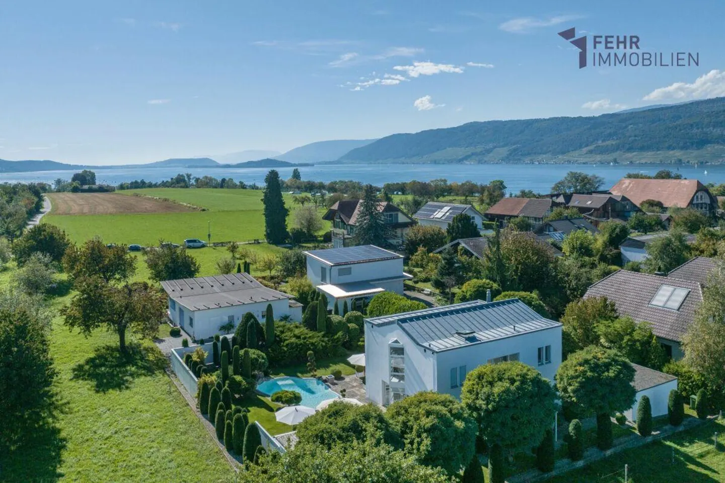 Elegante Villa mit Pool Nähe See - Foto 2 von 13