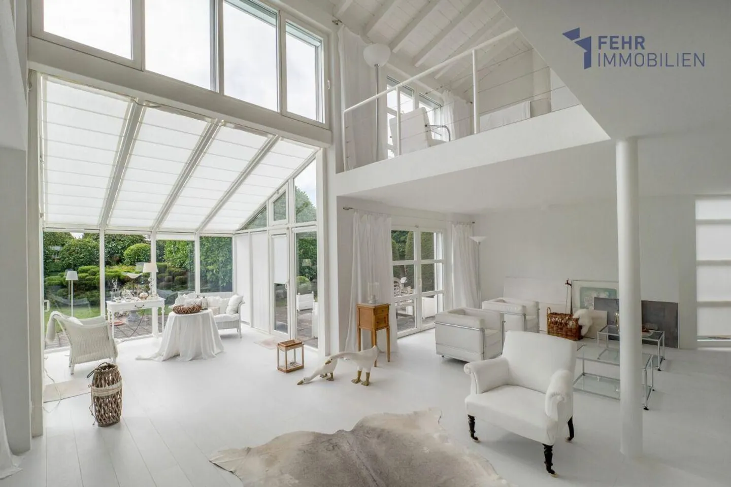 Elegante Villa mit Pool Nähe See - Foto 3 von 13