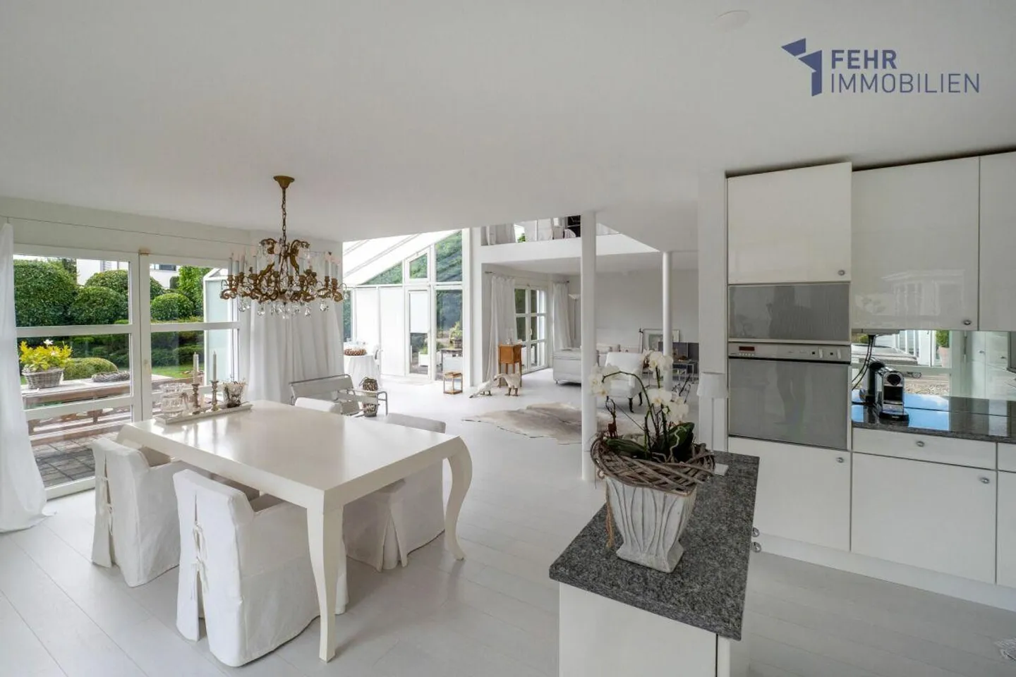 Elegante Villa mit Pool Nähe See - Foto 4 von 13