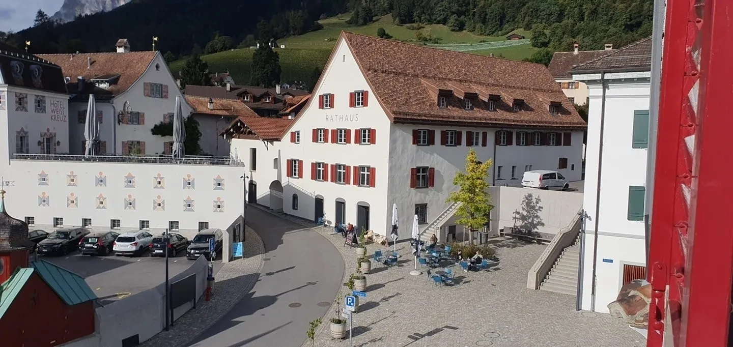 Stylish 5.5-room attic apartment with charm in the village center of Malans - Photo 1 of 13