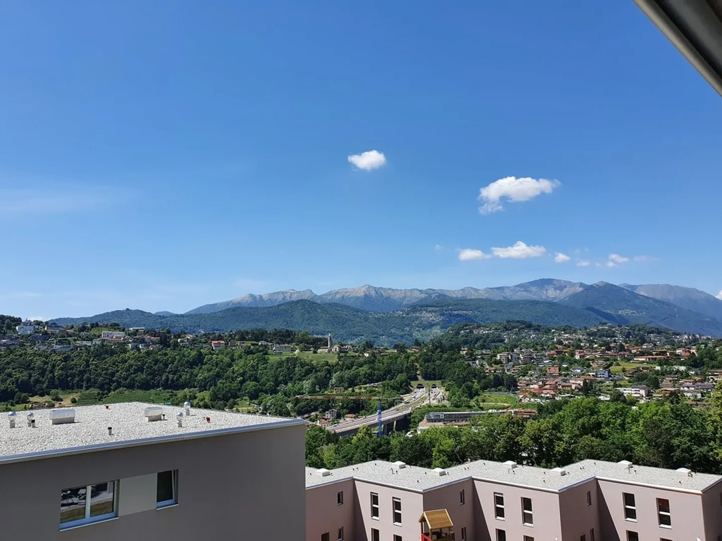 Affittiamo luminoso 2.5 locali immerso nel verde nel cuore di Pazzallo - Foto 6 di 6