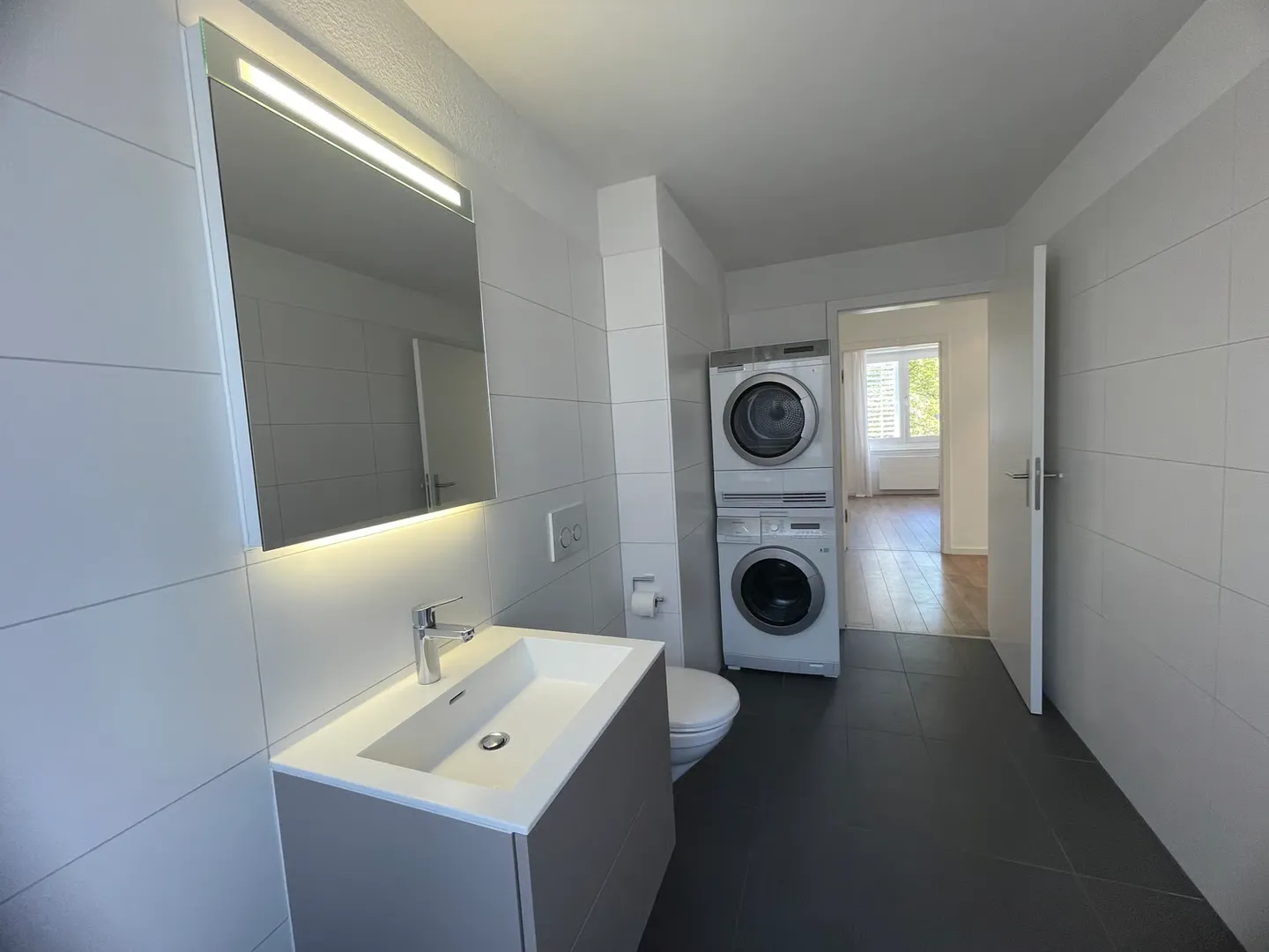 Appartamento moderno in città con grande balcone e lavatrice privata - Foto 5 di 7