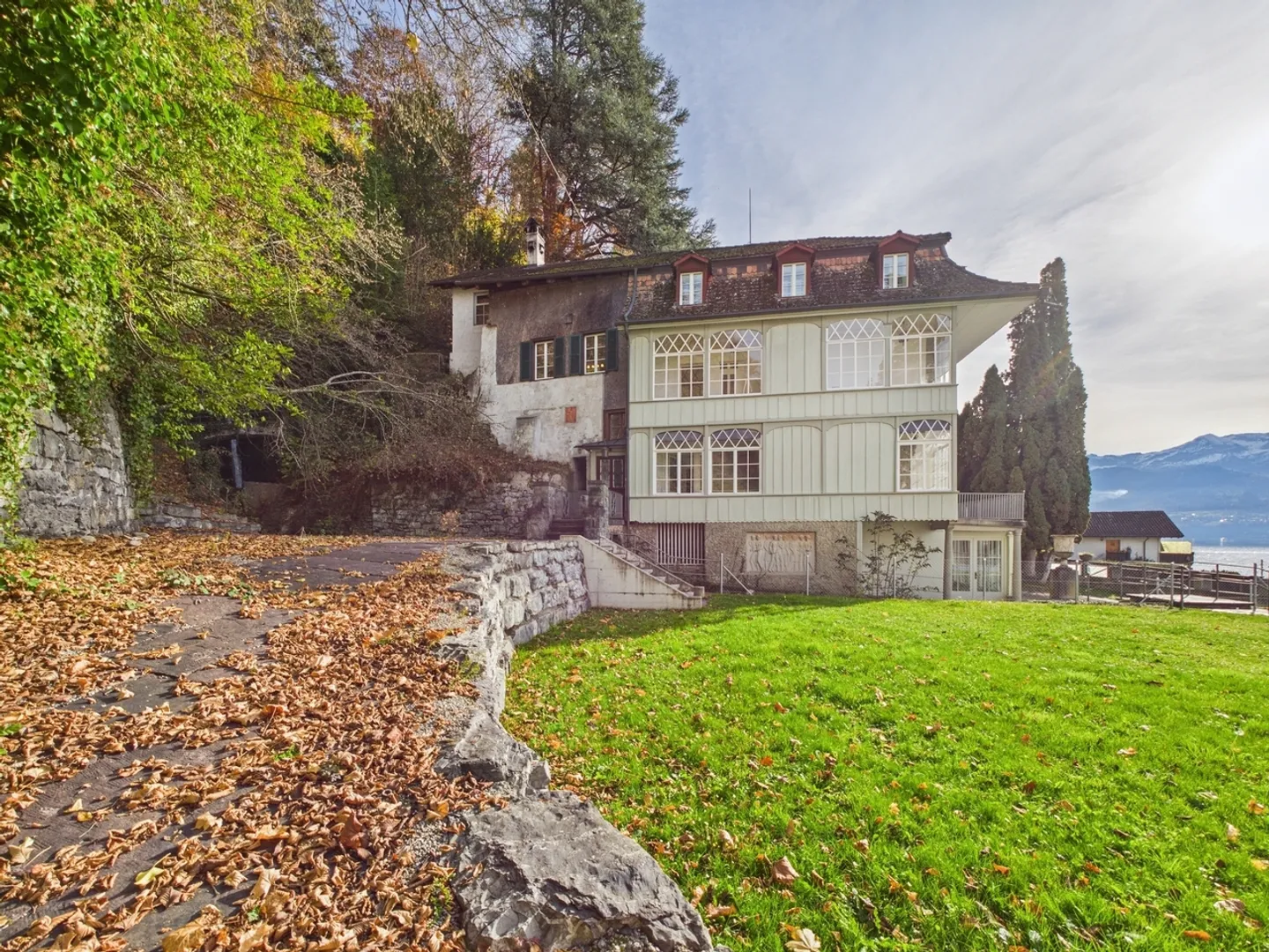 Villa aus dem 19. Jahrhundert mit Seeblick - Foto 2 von 13