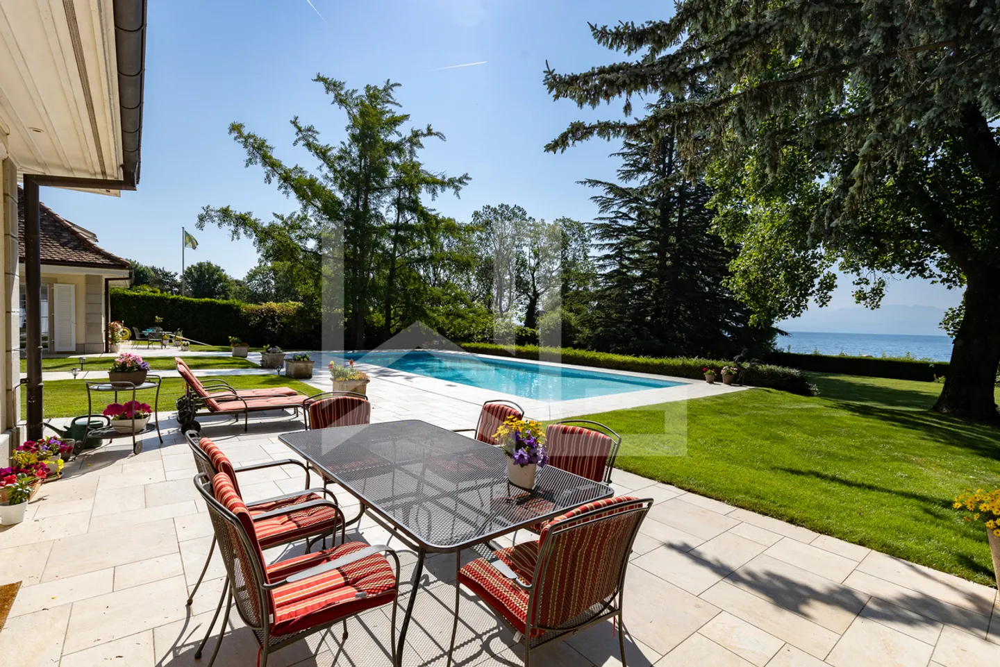 Elegant property directly on the lakeshore, near the center of Rolle - Photo 7 of 8