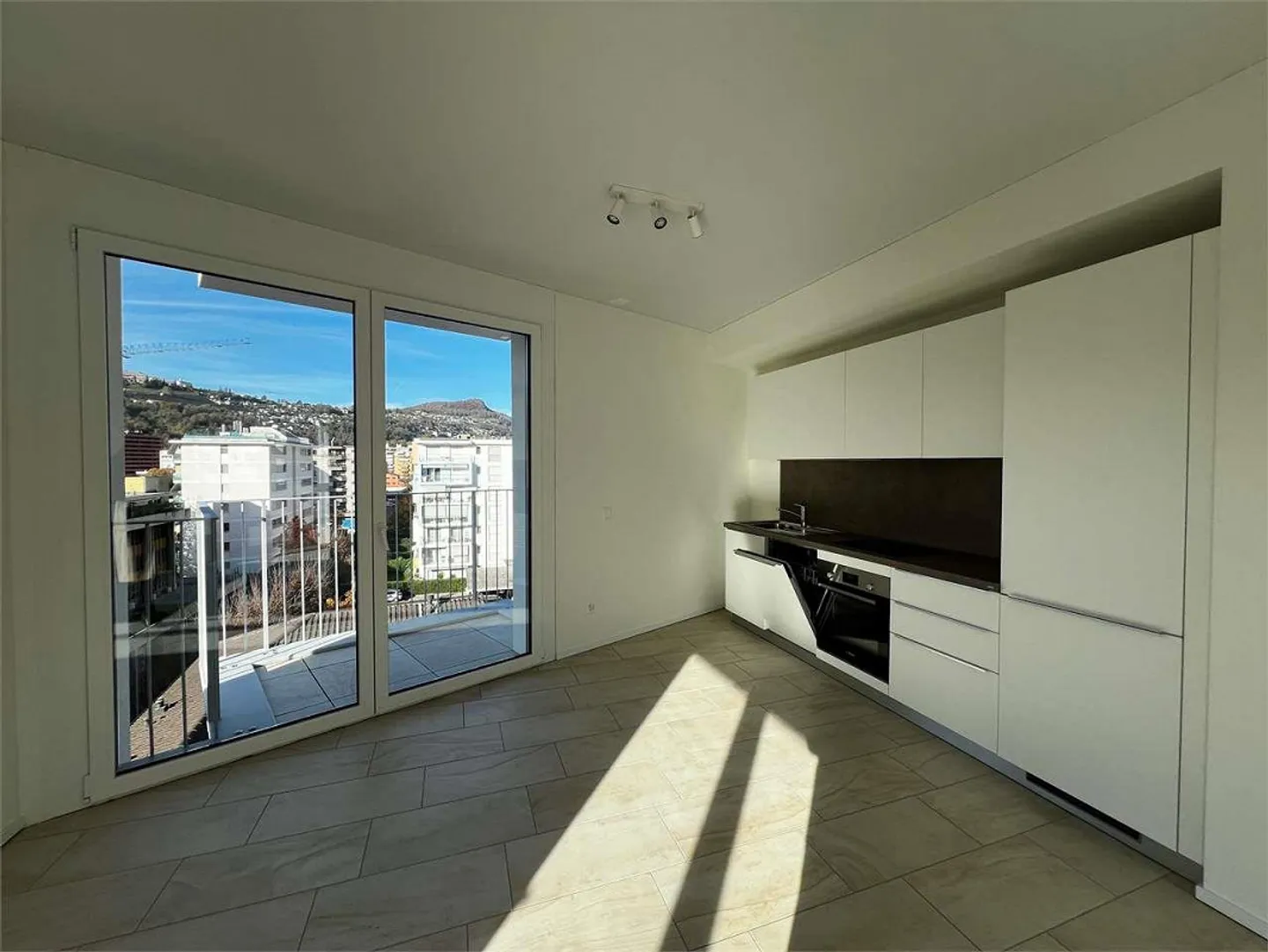 Ref. 2621 Viganello à louer penthouse 3.5 pièces - Photo 2 sur 8