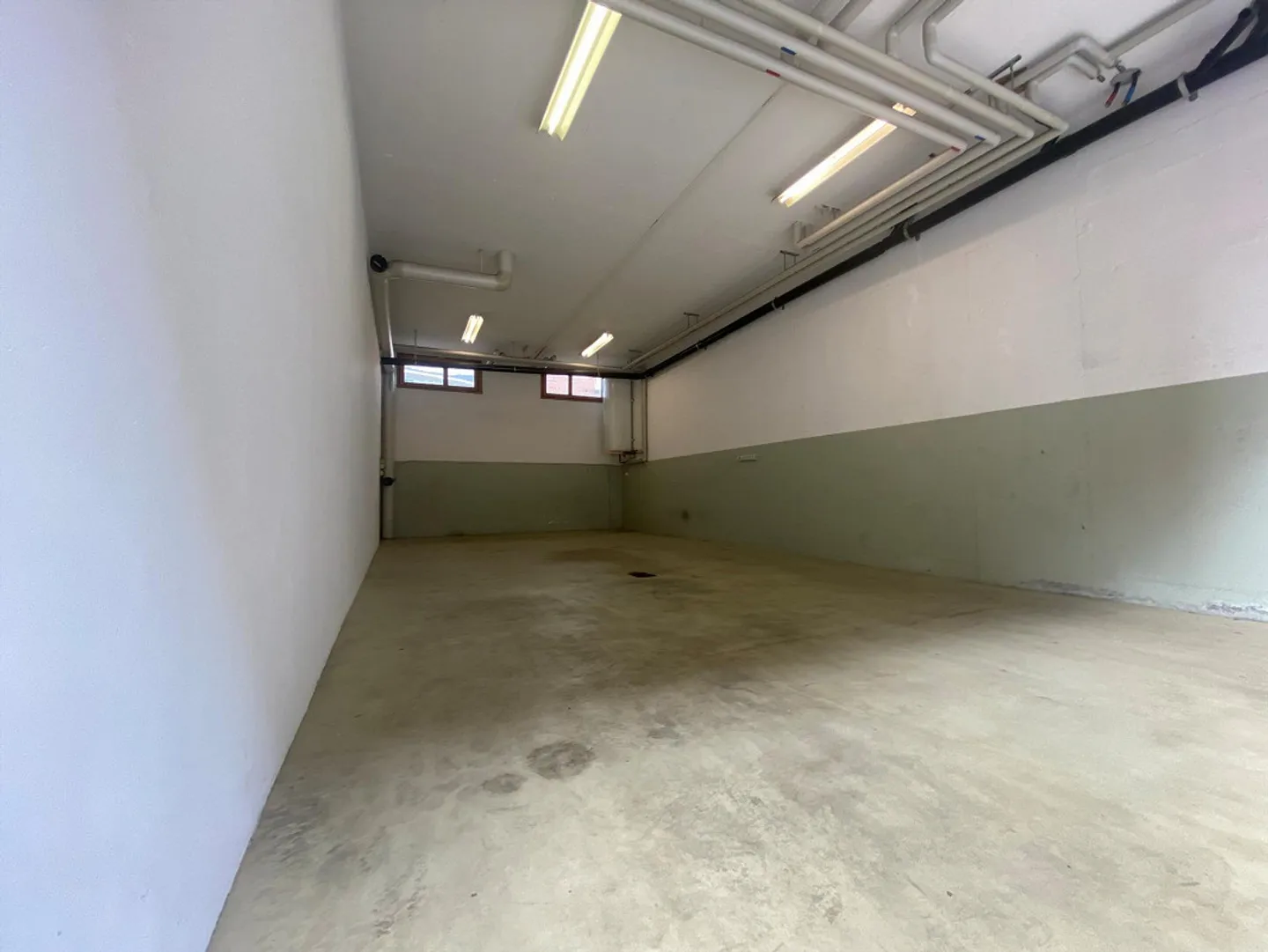 Large warehouse for rent in Chiasso with sliding door - Photo 1 of 3