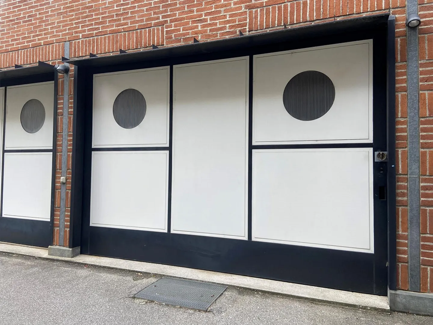 Large warehouse for rent in Chiasso with sliding door - Photo 2 of 3
