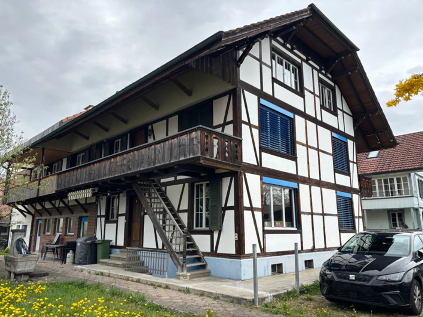Charmante maison multifamiliale avec potentiel de développement à Uetendorf - Photo 1 sur 5