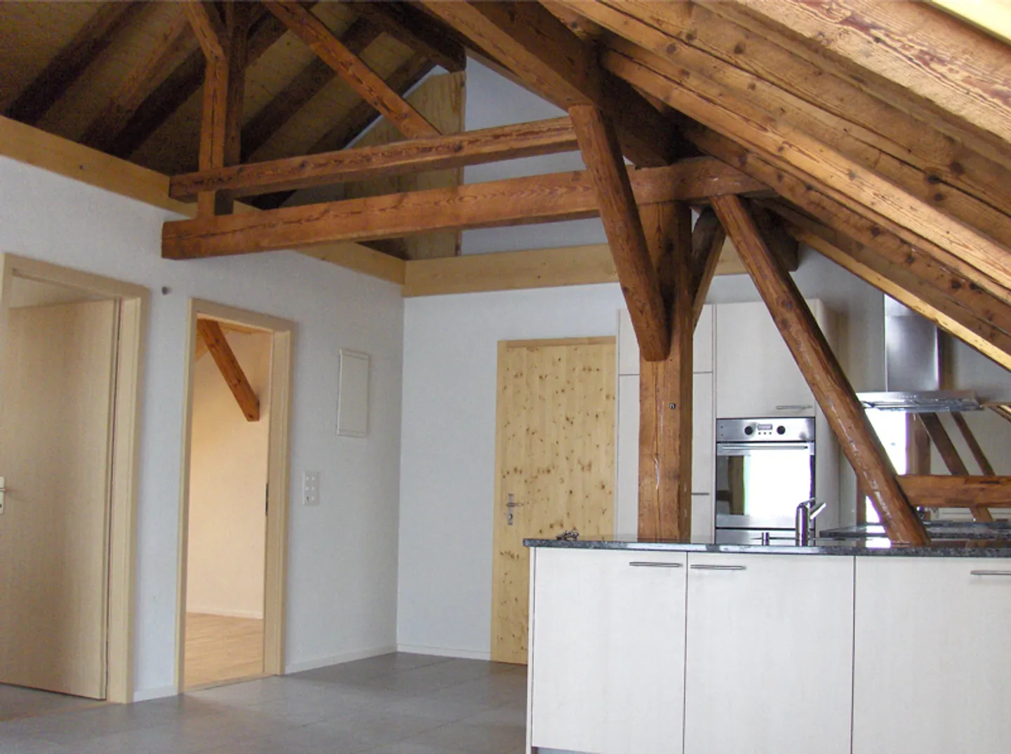 Charmante maison multifamiliale avec potentiel de développement à Uetendorf - Photo 2 sur 5