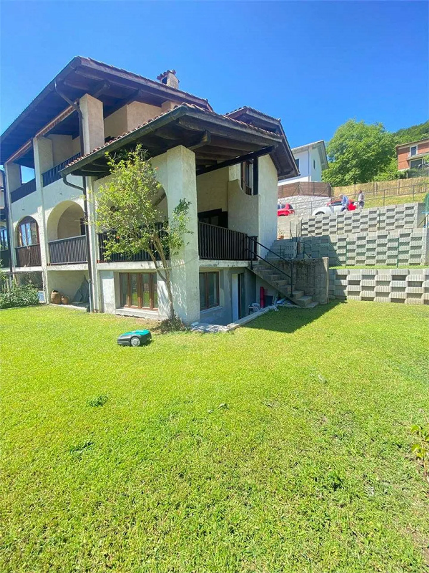 Elegante Villa mit Panoramablick - Foto 2 von 13