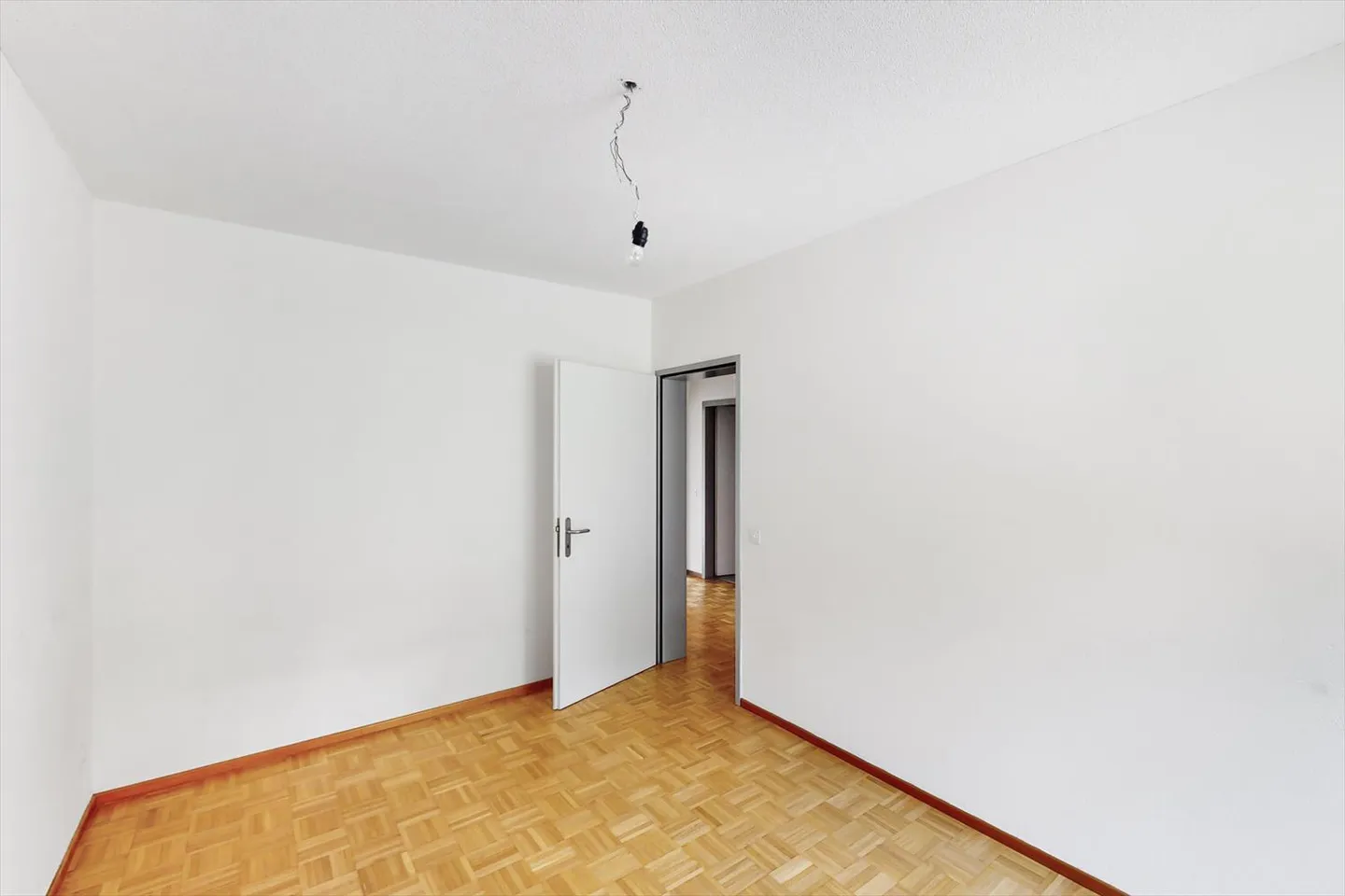 Appartement avec 4,5 pièces, entouré de verdure, mais à quelques pas du centre. - Photo 3 sur 12