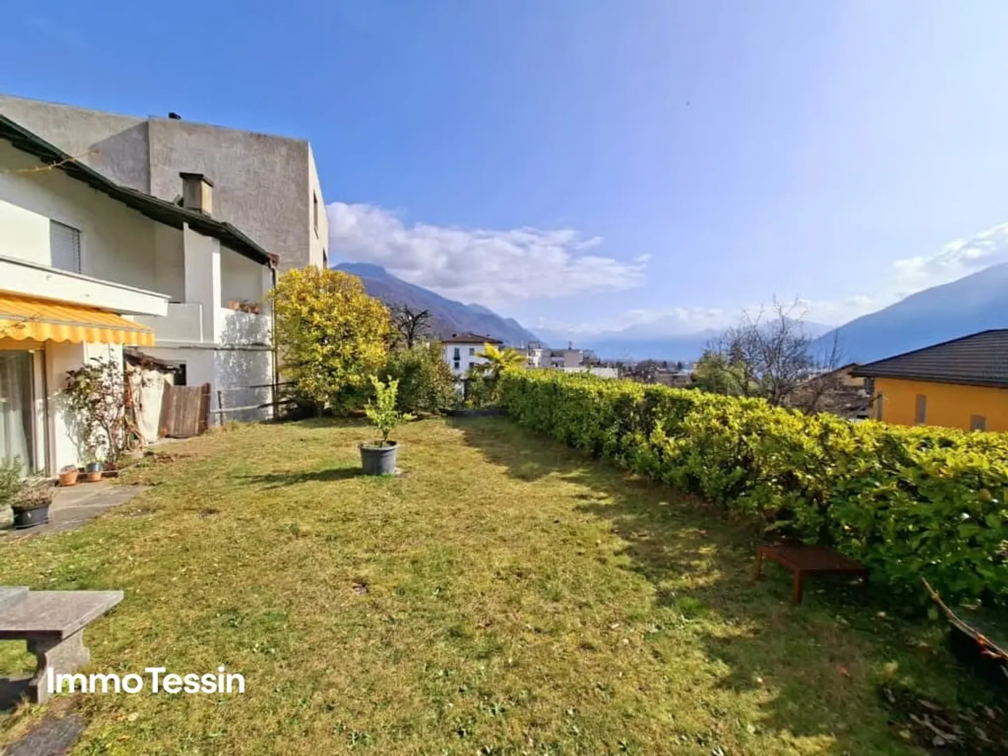 RENTAL: Maison avec 3 appartements dans un emplacement privilégié, avec vue sur le lac, piscine intérieure et grand jardin - Photo 2 sur 13