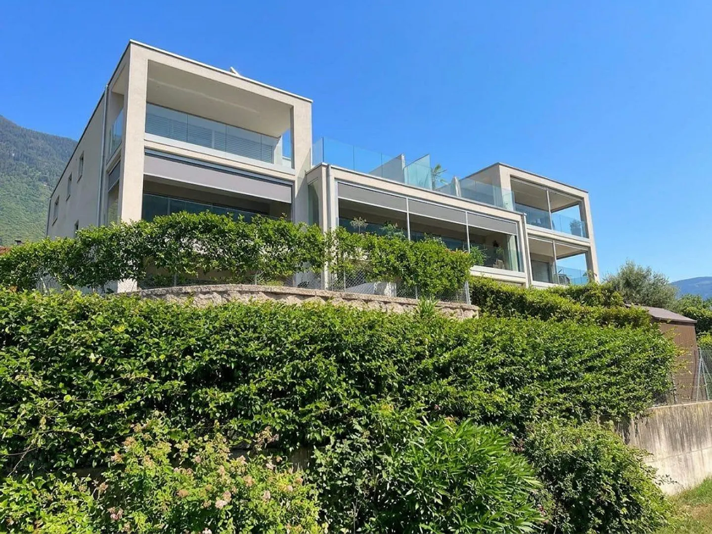 Modernes und helles 3,5-Zimmer-Apartment mit Loggia in Claro - Foto 9 von 12