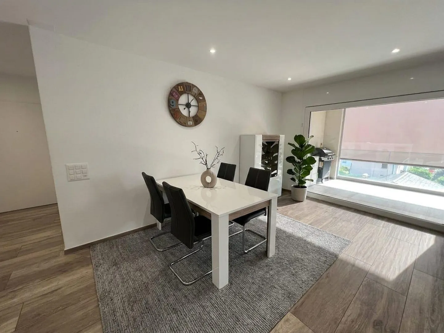 Modernes und helles 3,5-Zimmer-Apartment mit Loggia in Claro - Foto 3 von 12