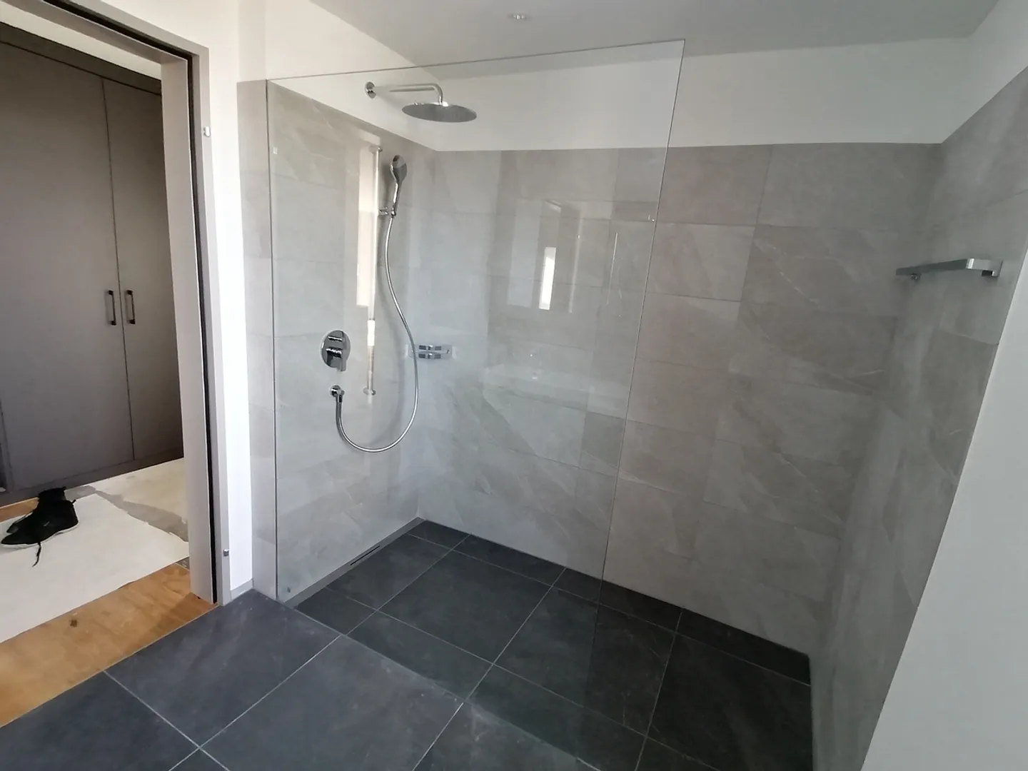 Appartamento moderno 3.5 locali con bella terrazza a Bütschwil-Ganterschwil - Prima occupazione! - Foto 7 di 10