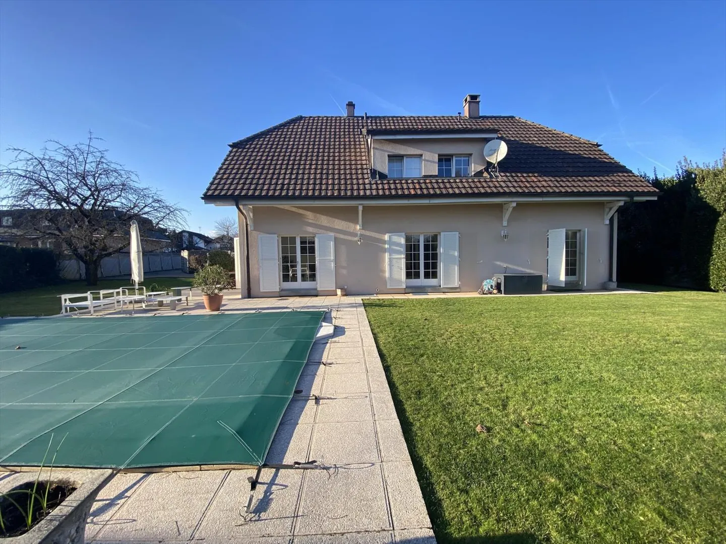 EXCLUSIVITY - 6-room detached villa with pool and garden - Photo 3 of 13