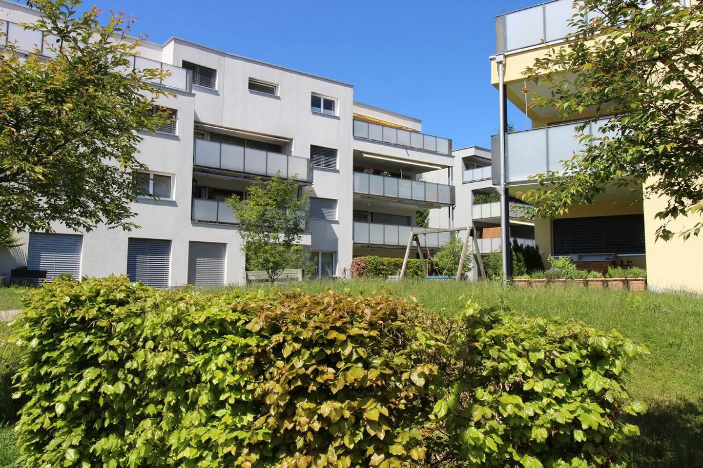 Beautiful 2.5-room apartment with spacious balcony for rent - Photo 1 of 8