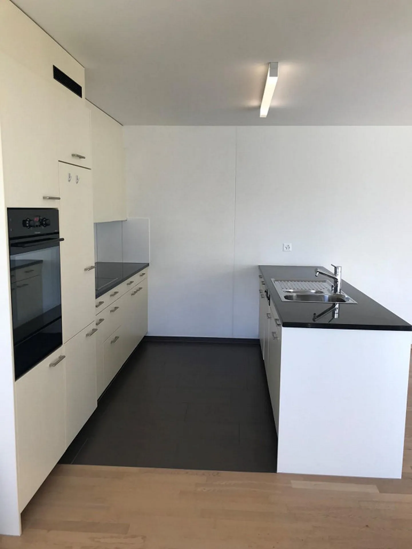 Beautiful 2.5-room apartment with spacious balcony for rent - Photo 2 of 8