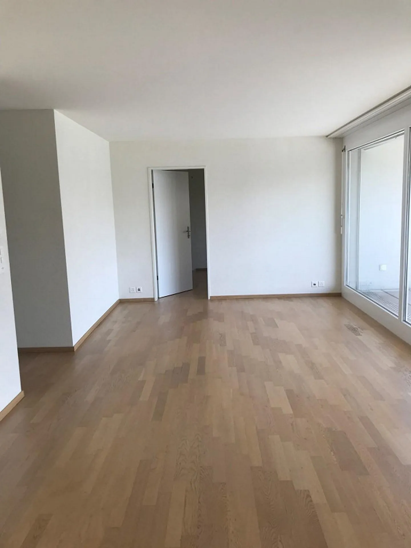 Beautiful 2.5-room apartment with spacious balcony for rent - Photo 4 of 8