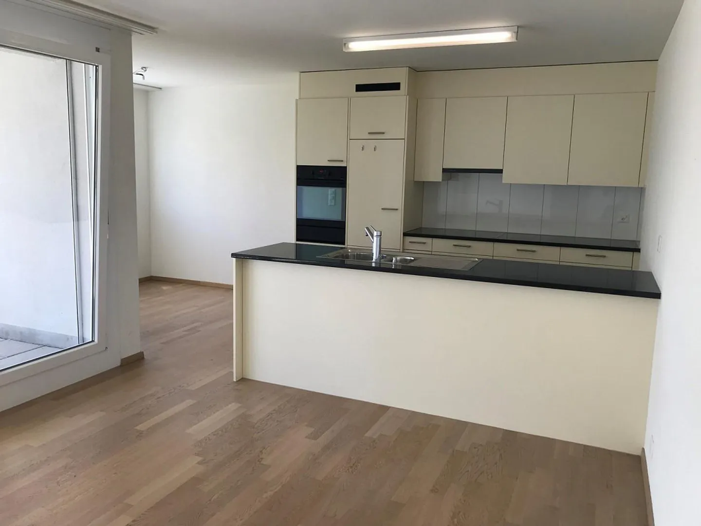 Beautiful 2.5-room apartment with spacious balcony for rent - Photo 3 of 8