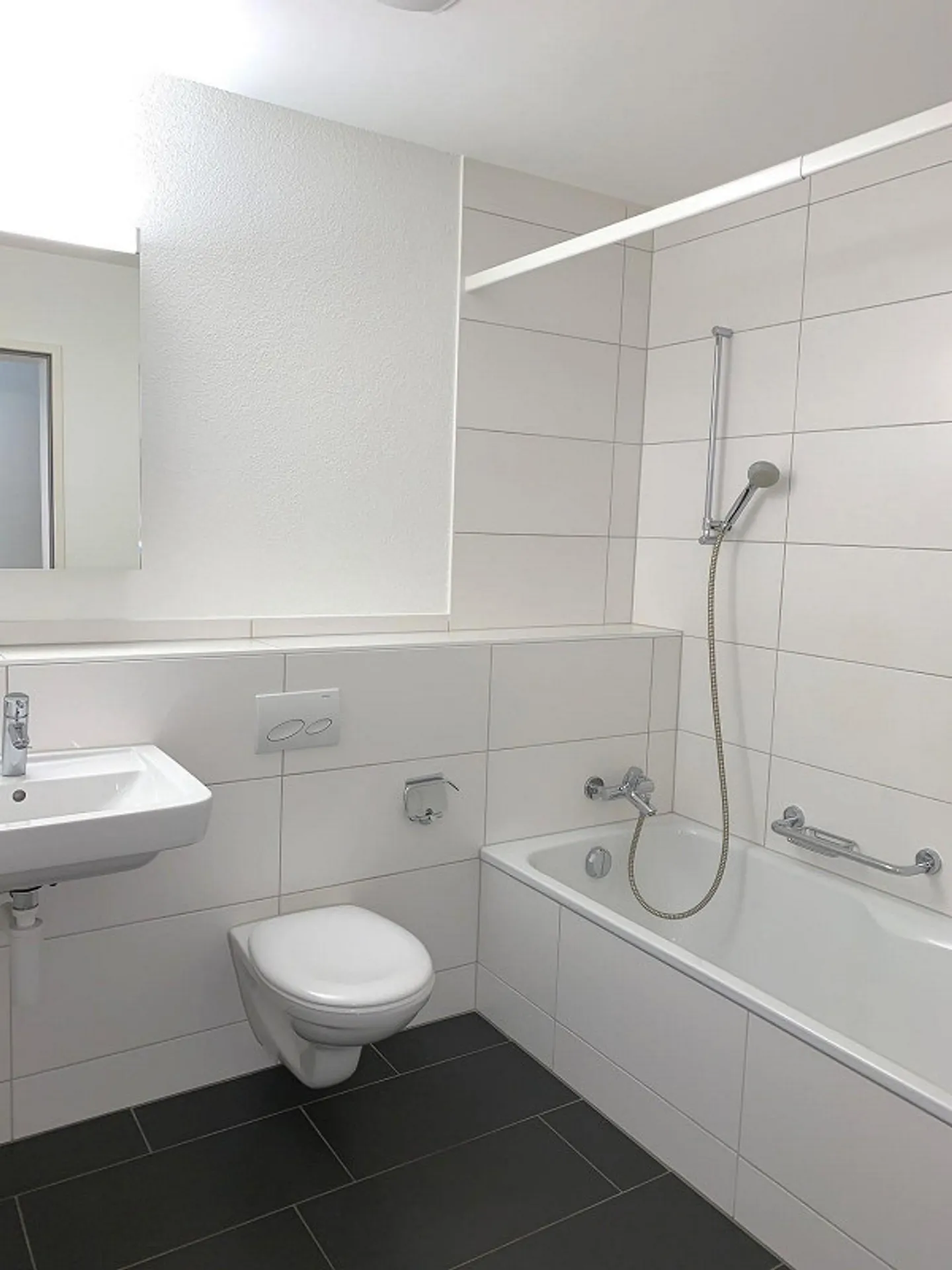 Beautiful 2.5-room apartment with spacious balcony for rent - Photo 6 of 8