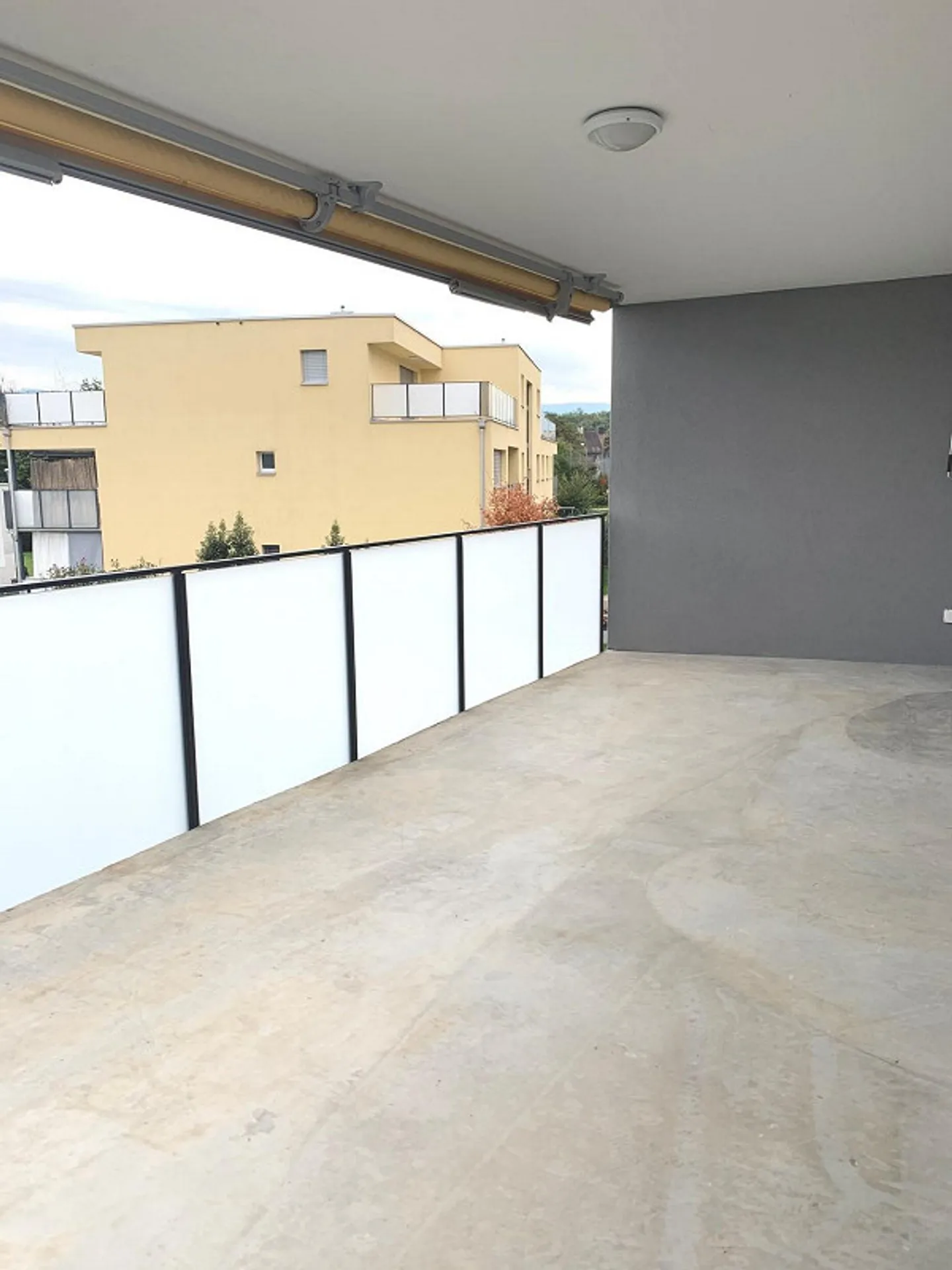 Beautiful 2.5-room apartment with spacious balcony for rent - Photo 7 of 8