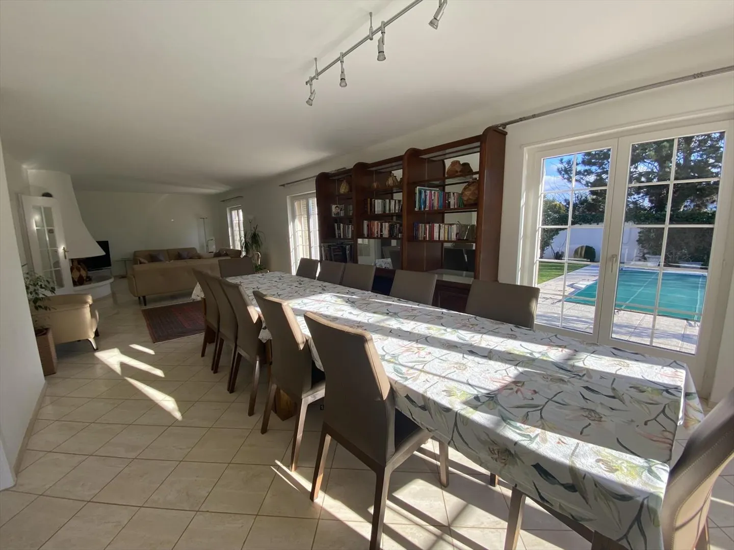 EXCLUSIVITY - 6-room detached villa with pool and garden - Photo 6 of 13