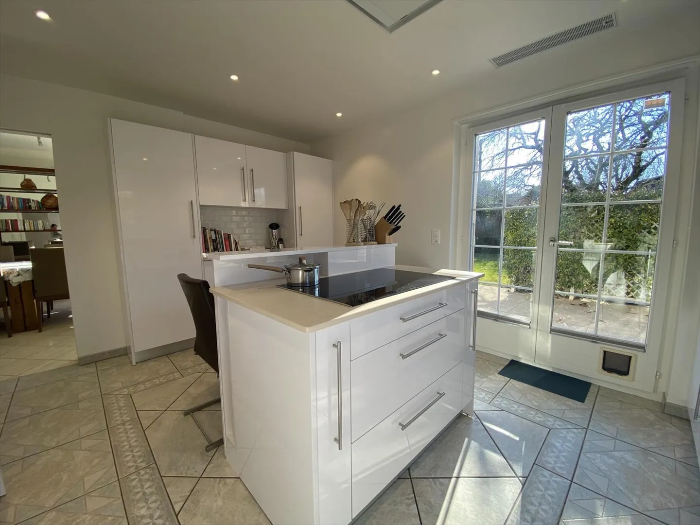 EXCLUSIVITY - 6-room detached villa with pool and garden - Photo 10 of 13