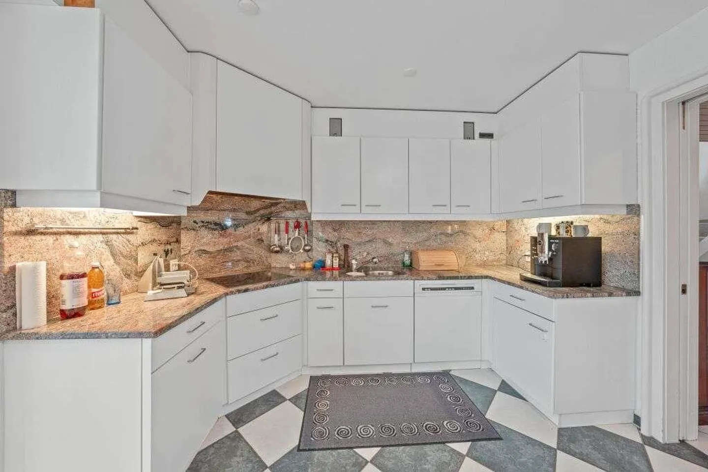 Attractive single-family house with beautiful lake view! - Photo 6 of 15