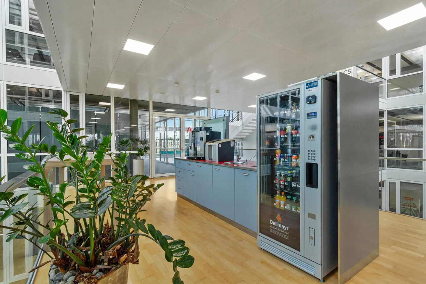 Surface de bureau dans un bâtiment unique, directement à la gare de Glattbrugg - Photo 3 sur 12