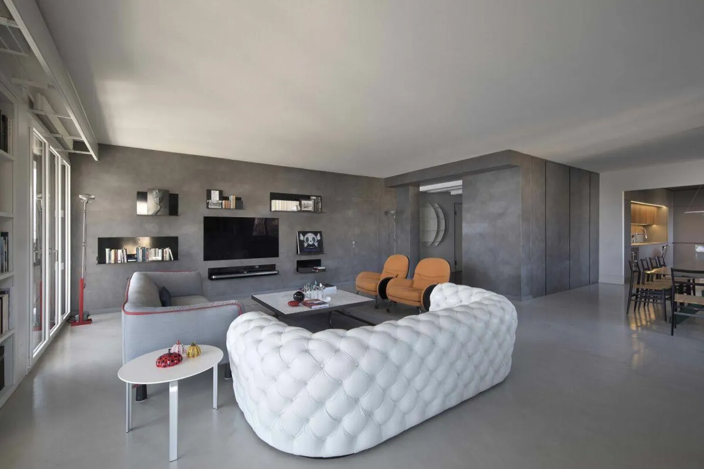 Luxurious apartment with stunning lake view - Photo 2 of 18