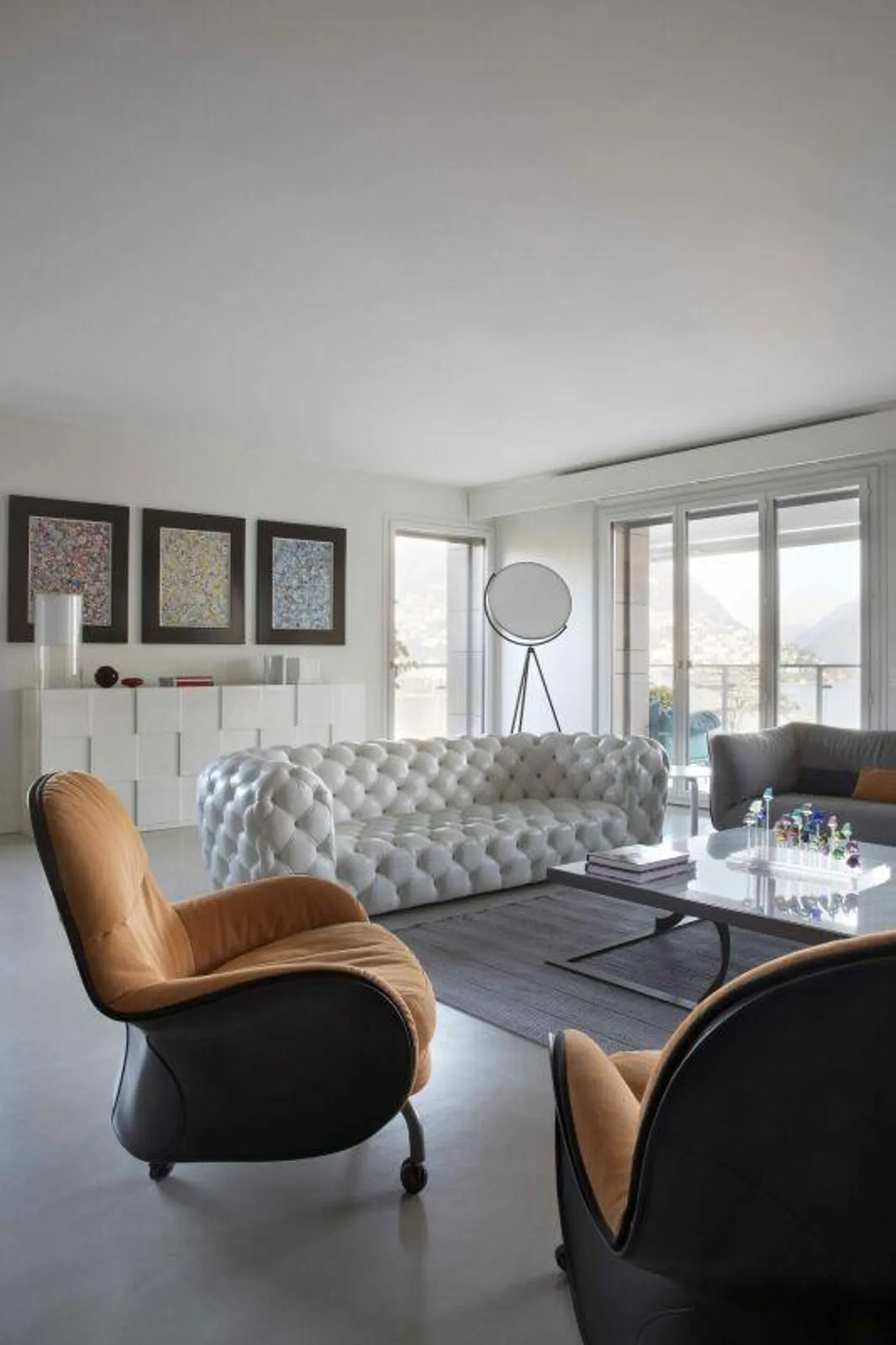 Luxurious apartment with stunning lake view - Photo 5 of 18