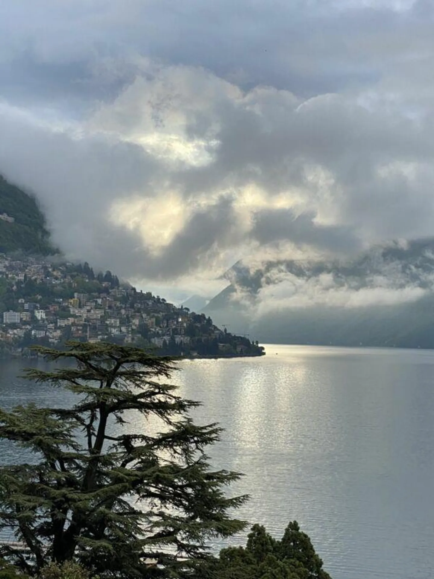 Luxurious apartment with stunning lake view - Photo 6 of 18