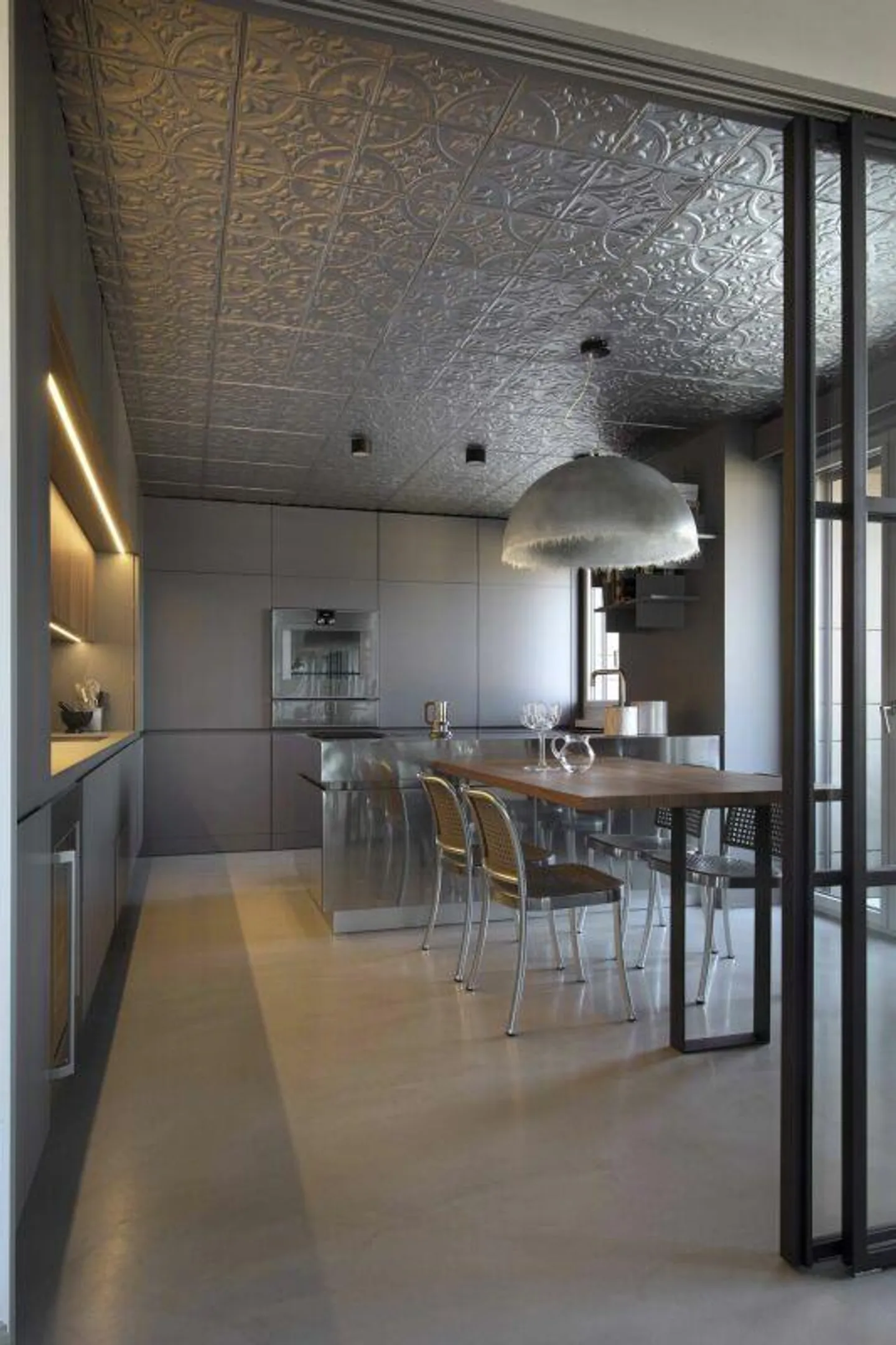 Luxurious apartment with stunning lake view - Photo 7 of 18