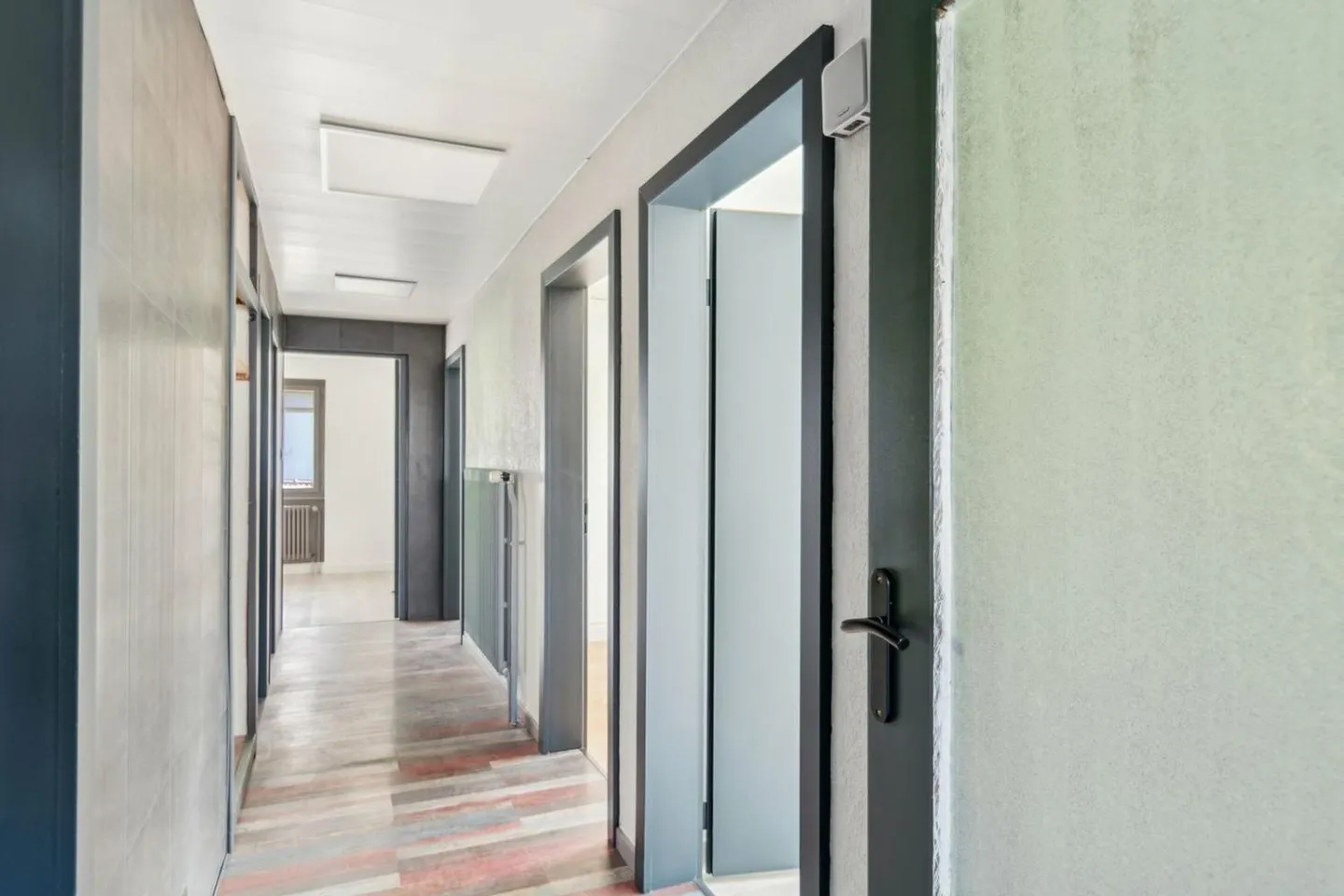 Superba Casa Familiare nel Cuore di un Villaggio Verdeggiante - Foto 9 di 13