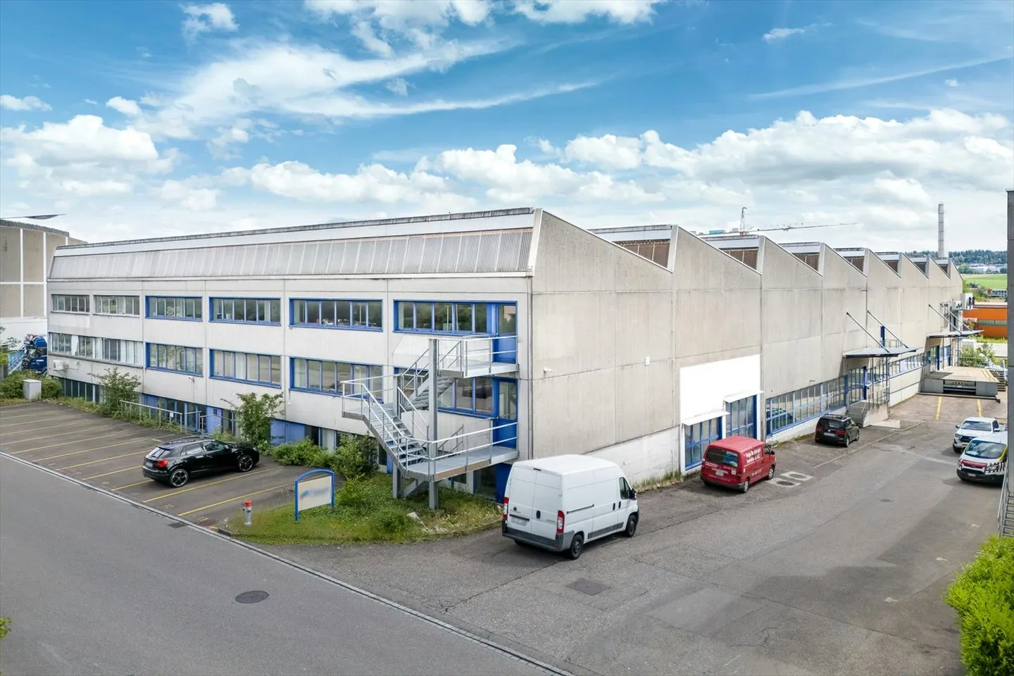 Ihr Produktionsstandort mit hoher Halle, grossen Toren, hoher Bodenlast - Foto 1 von 9