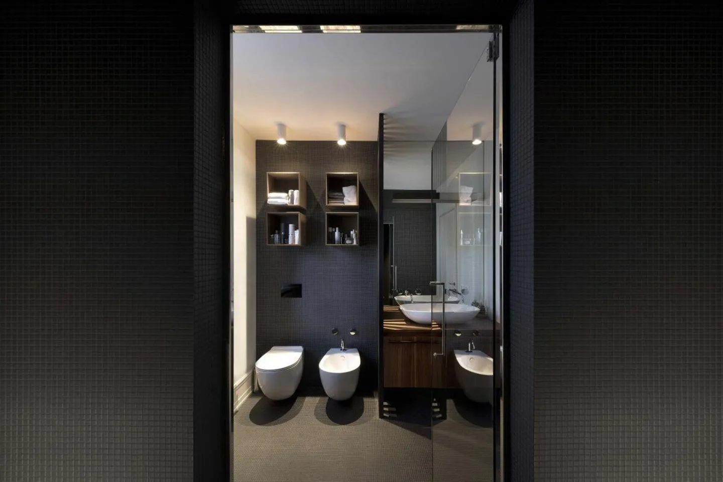 Luxurious apartment with stunning lake view - Photo 13 of 18