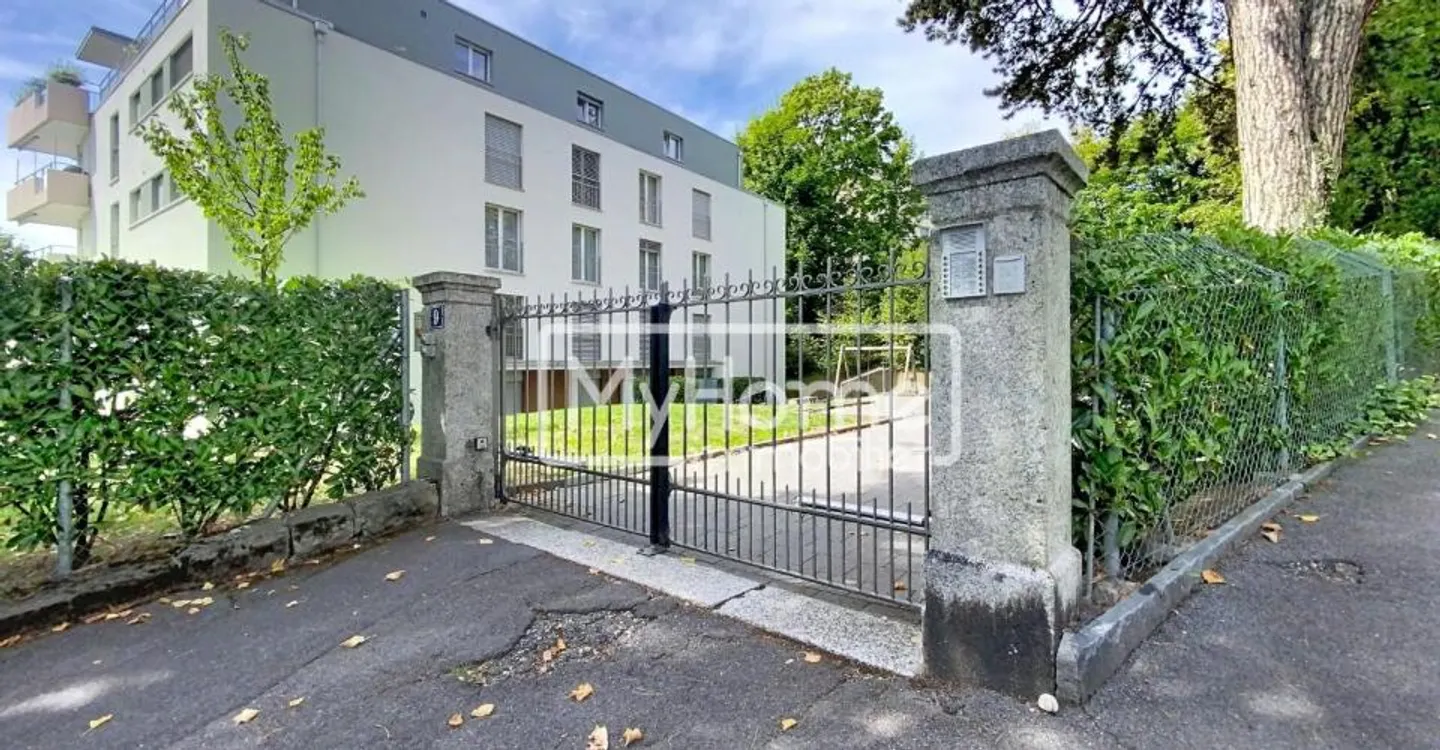 Spacious 4.5-room apartment with a large corner balcony in a sought-after residential area - Photo 1 of 12
