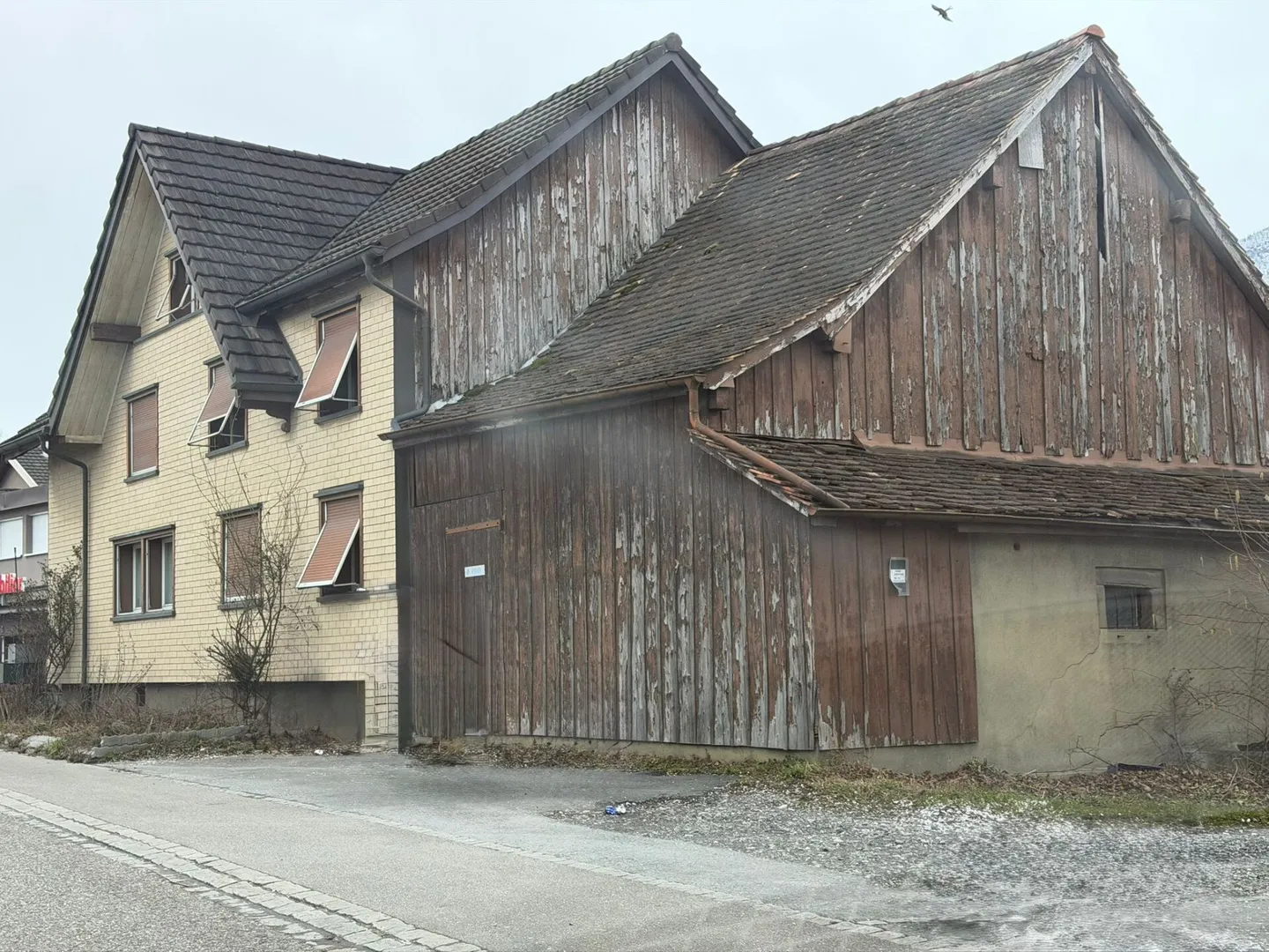 PROPRIÉTÉ ATTRACTIVE AVEC POTENTIEL DE DÉVELOPPEMENT DANS UN EMPLACEMENT CENTRAL - Photo 2 sur 5