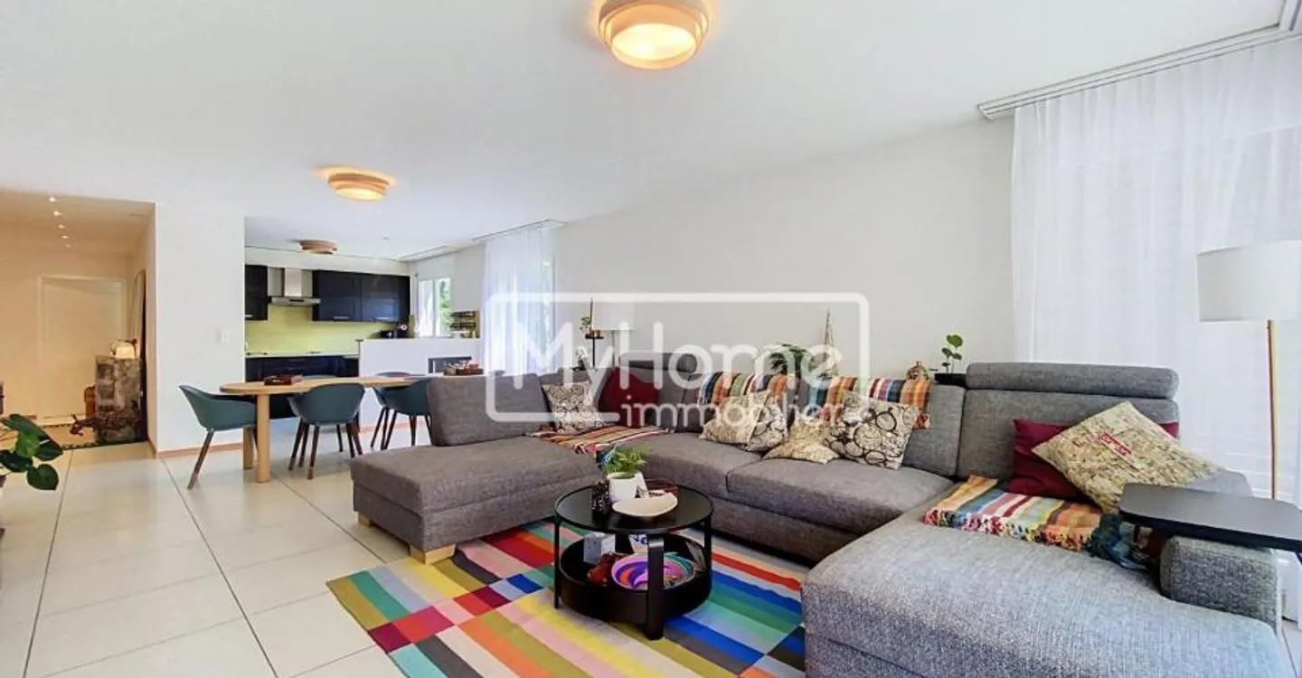 Spacious 4.5-room apartment with a large corner balcony in a sought-after residential area - Photo 4 of 12