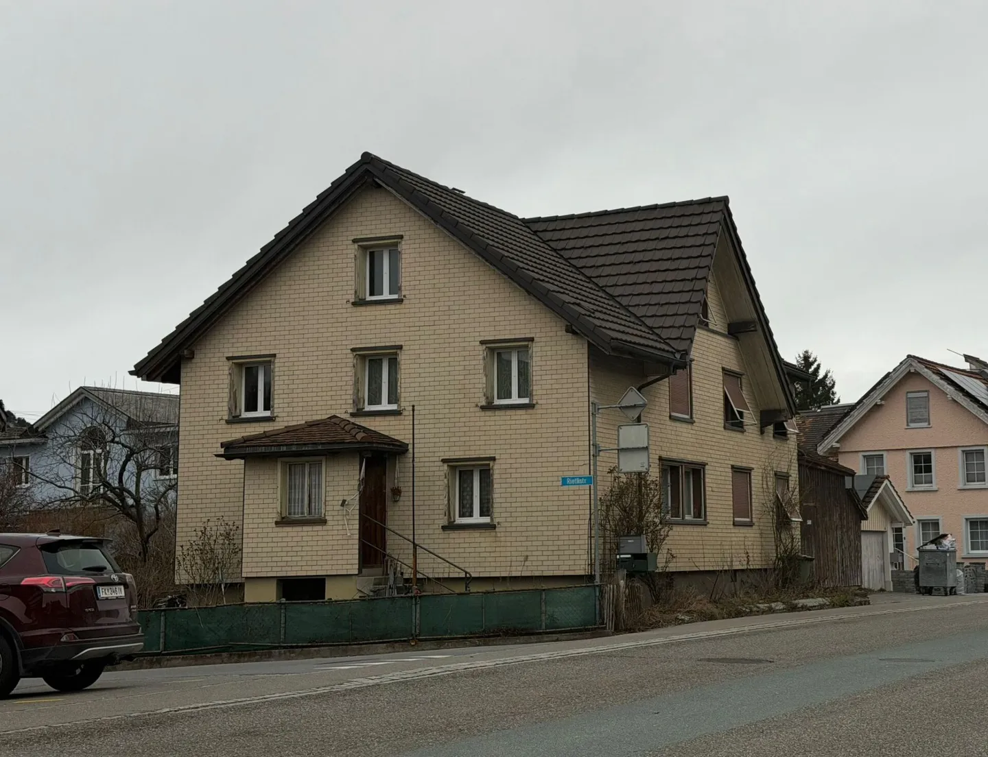 PROPRIÉTÉ ATTRACTIVE AVEC POTENTIEL DE DÉVELOPPEMENT DANS UN EMPLACEMENT CENTRAL - Photo 1 sur 5