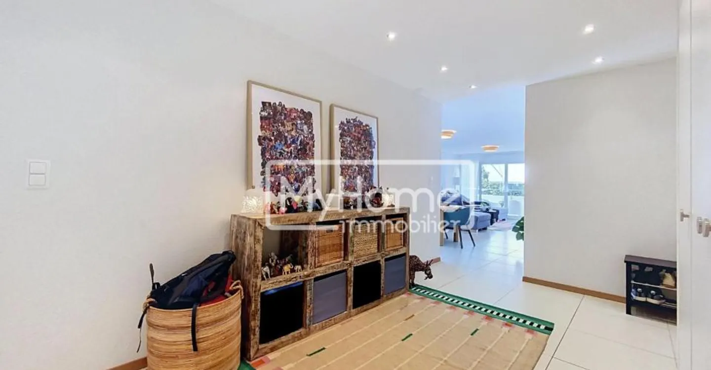 Spacious 4.5-room apartment with a large corner balcony in a sought-after residential area - Photo 3 of 12