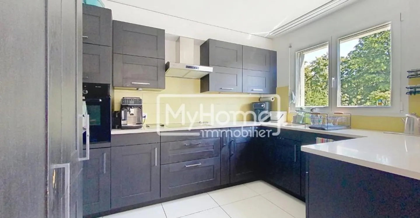 Spacious 4.5-room apartment with a large corner balcony in a sought-after residential area - Photo 8 of 12