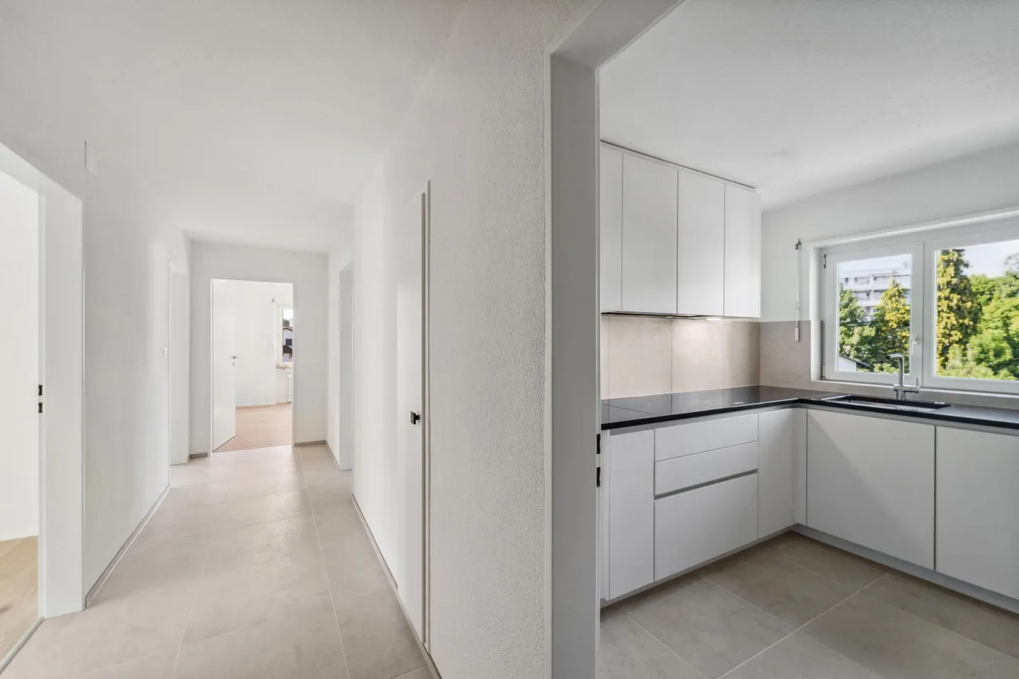 Central & Renovated: 4.5-Room Apartment in Top Condition - Photo 6 of 16