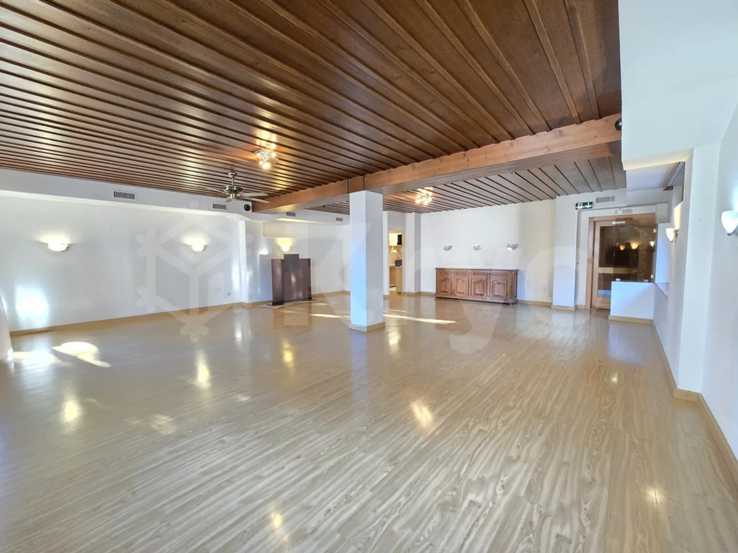 Commercial space for rent (restaurant) - 1 month of free net rent offered - Photo 3 of 11